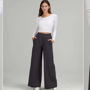 Lululemon LA Wide Leg Super-High-Rise Pant
Black Granite